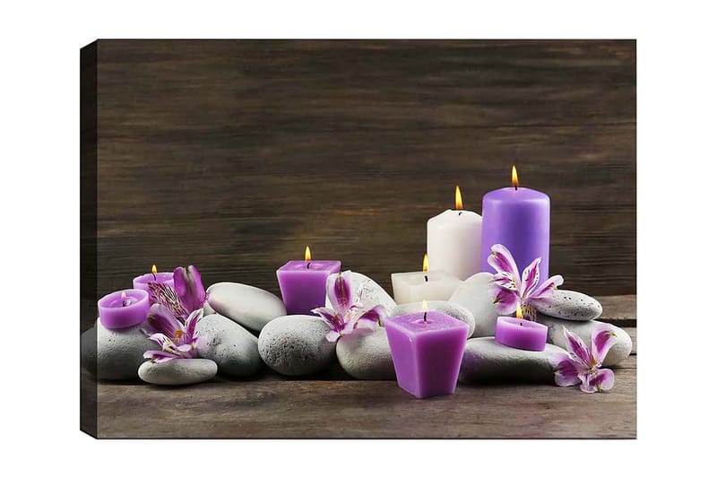 Lerretsbilde 70x100 cm - Rolig komposisjon av stearinlys og steiner med lilla og hvite lys omgitt av blomster, Lilla / Hvit / Grå
