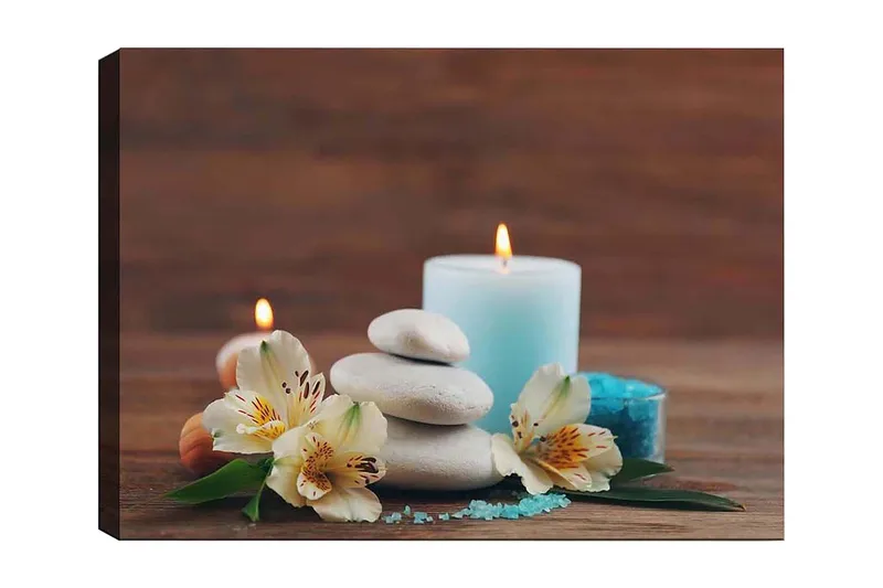 Lerretsbilde 70x100 cm - Rolig komposisjon av steiner, blomster og stearinlys som skaper en avslappende atmosfære, Lys blå / Hvit / Grønn