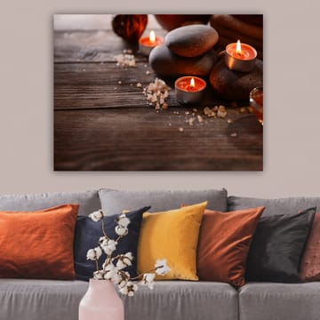 Lerretsbilde 70x100 cm - Rolig komposisjon av steiner og tente lys som skaper en avslappende atmosfære - Grå / Oransje / Brun - Interiør - Maleri & posters - Lerretsbilder