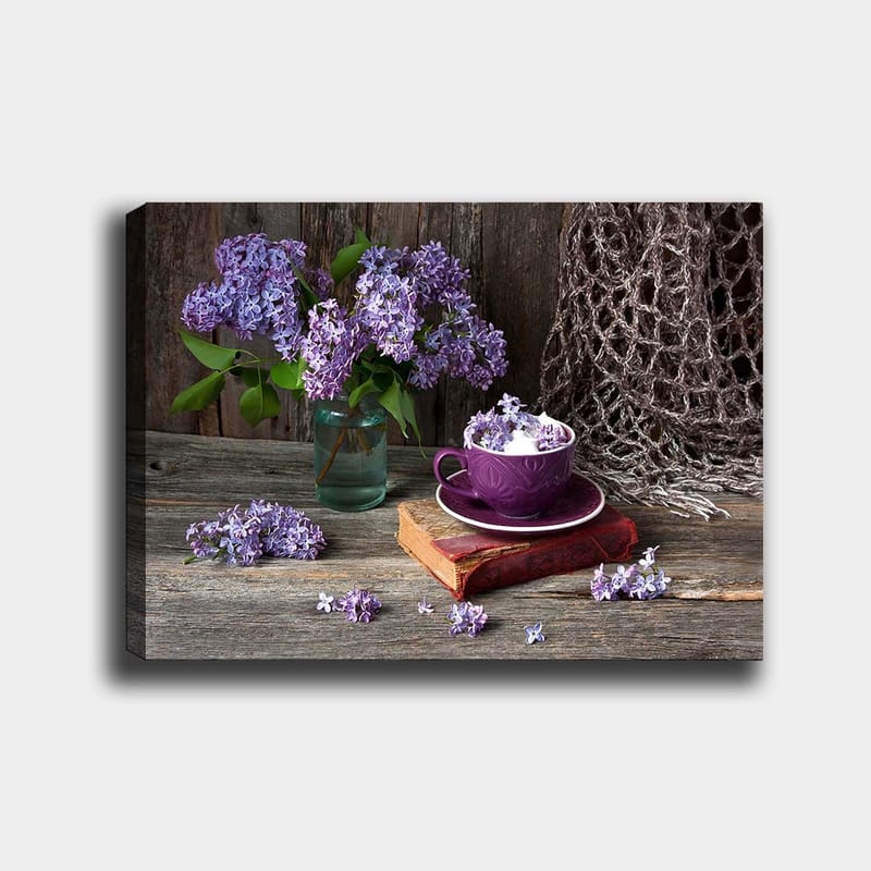 Lerretsbilde 70x100 cm - Rolig naturmaleri med lilla syriner i en glassvase og en lilla kopp på en gammel bok - Lilla / Grønn / Brun - Interiør - Maleri & posters - Lerretsbilder