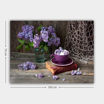 Lerretsbilde 70x100 cm - Rolig naturmaleri med lilla syriner i en glassvase og en lilla kopp på en gammel bok - Lilla / Grønn / Brun - Interiør - Maleri & posters - Lerretsbilder
