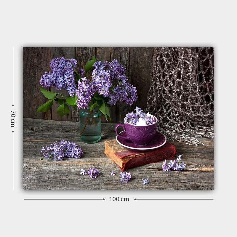 Lerretsbilde 70x100 cm - Rolig naturmaleri med lilla syriner i en glassvase og en lilla kopp på en gammel bok - Lilla / Grønn / Brun - Interiør - Maleri & posters - Lerretsbilder