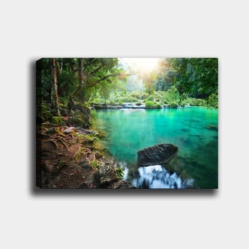 Lerretsbilde 70x100 cm - Rolig og naturskjønt fossefall med klart, turkis vann omgitt av frodig grøntområde - Turkis / Grønn / Brun - Interiør - Maleri & posters - Lerretsbilder