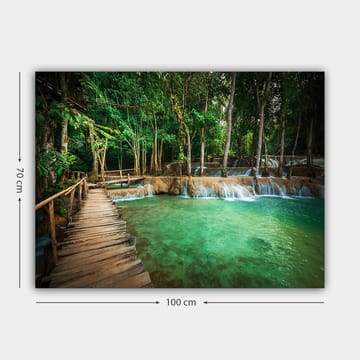 Lerretsbilde 70x100 cm - Rolig og naturskjønt sted med en trebro som fører over et klart, turkis fossefallbasseng omgitt av frodig grøntområde - Turkis / Grønn / Brun - Interiør - Maleri & posters - Lerretsbilder