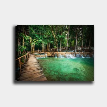 Lerretsbilde 70x100 cm - Rolig og naturskjønt sted med en trebro som fører over et klart, turkis fossefallbasseng omgitt av frodig grøntområde - Turkis / Grønn / Brun - Interiør - Maleri & posters - Lerretsbilder