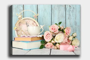 Lerretsbilde 70x100 cm - Rolig og romantisk komposisjon med en kopp, en gammeldags klokke og en rosebukett - Lys rosa / Hvit / Lys blå - Interiør - Maleri & posters - Lerretsbilder