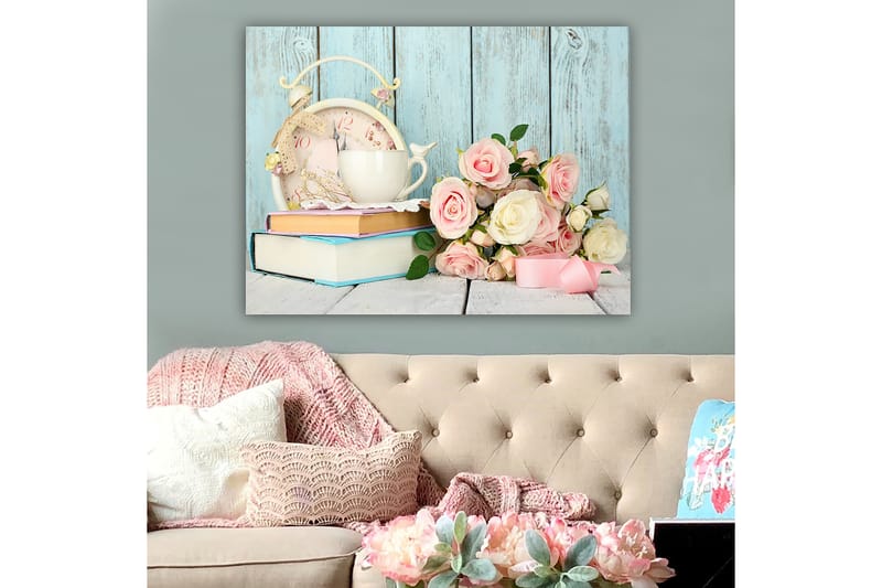 Lerretsbilde 70x100 cm - Rolig og romantisk komposisjon med en kopp, en gammeldags klokke og en rosebukett - Lys rosa / Hvit / Lys blå - Interiør - Maleri & posters - Lerretsbilder