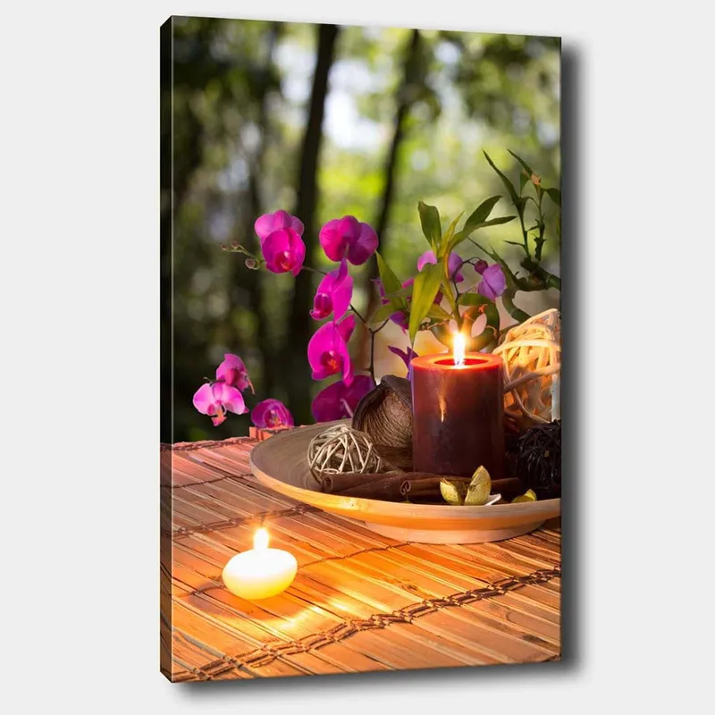 Lerretsbilde 70x100 cm - Rolig samling av blomster og lys på et bord, som skaper en harmonisk atmosfære, Lilla / Mørk rød / Grønn