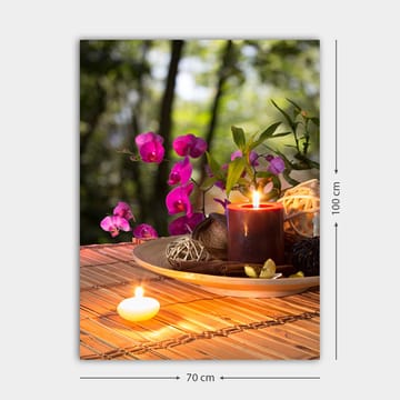 Lerretsbilde 70x100 cm - Rolig samling av blomster og lys på et bord, som skaper en harmonisk atmosfære - Lilla / Mørk rød / Grønn - Interiør - Maleri & posters - Lerretsbilder