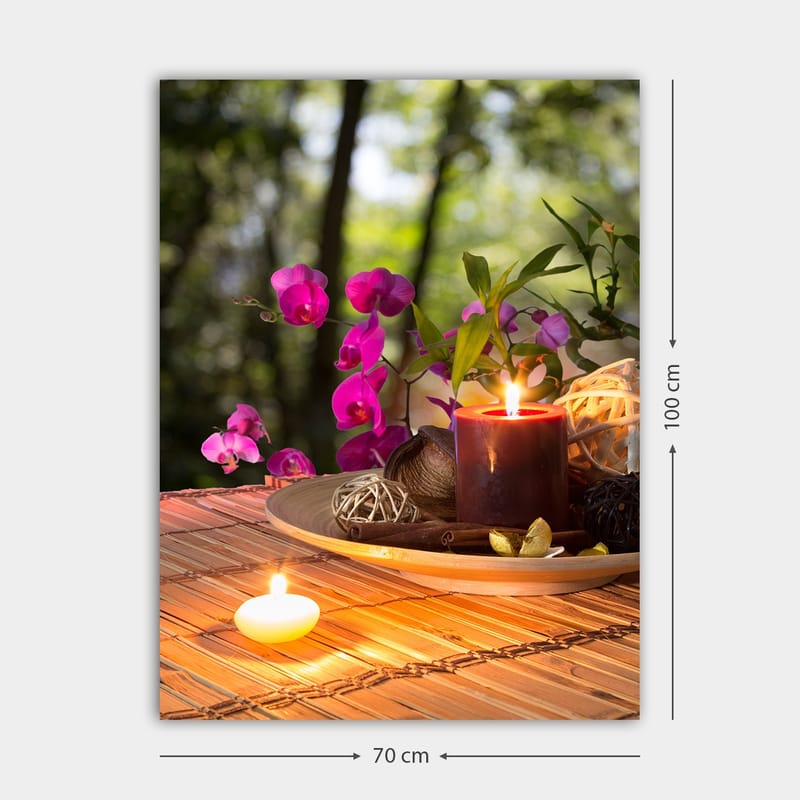 Lerretsbilde 70x100 cm - Rolig samling av blomster og lys på et bord, som skaper en harmonisk atmosfære - Lilla / Mørk rød / Grønn - Interiør - Maleri & posters - Lerretsbilder