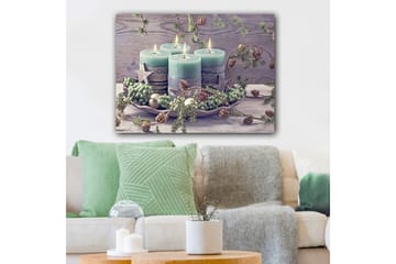 Lerretsbilde 70x100 cm - Rolig samling av fire lys omgitt av grøntområder og dekorasjoner - Grønn / Lys blå / Brun - Interiør - Maleri & posters - Lerretsbilder