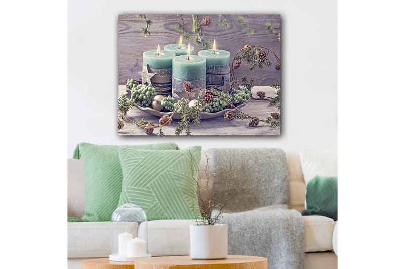 Lerretsbilde 70x100 cm - Rolig samling av fire lys omgitt av grøntområder og dekorasjoner, Grønn / Lys blå / Brun