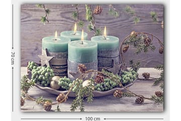 Lerretsbilde 70x100 cm - Rolig samling av fire lys omgitt av grøntområder og dekorasjoner - Grønn / Lys blå / Brun - Interiør - Maleri & posters - Lerretsbilder