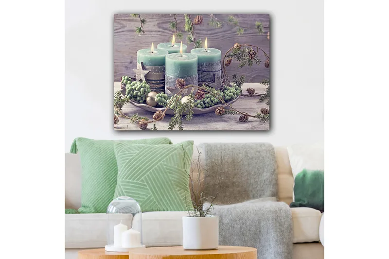 Lerretsbilde 70x100 cm - Rolig samling av fire lys omgitt av grøntområder og dekorasjoner, Grønn / Lys blå / Brun