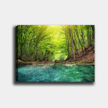 Lerretsbilde 70x100 cm - Rolig skogssjø omgitt av frodige, grønne trær og steinete strender - Grønn / Turkis - Interiør - Maleri & posters - Lerretsbilder