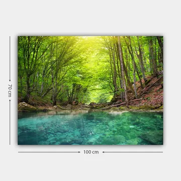 Lerretsbilde 70x100 cm - Rolig skogssjø omgitt av frodige, grønne trær og steinete strender - Grønn / Turkis - Interiør - Maleri & posters - Lerretsbilder