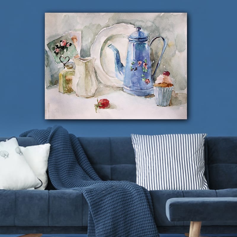 Lerretsbilde 70x100 cm - Rolig stilleben med en blå kaffekanne, et jordbær og en cupcake - Blå / Hvit / Rød - Interiør - Maleri & posters - Lerretsbilder