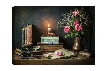 Lerretsbilde 70x100 cm - Rolig stilleben med roser, bøker og en tent lykt som skaper en varm og nostalgisk atmosfære - Rosa / Grønn / Brun - Interiør - Maleri & posters - Lerretsbilder