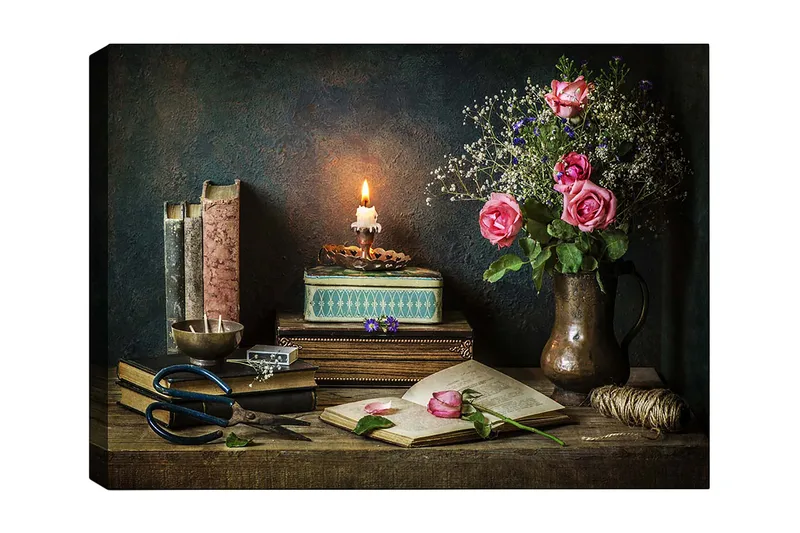 Lerretsbilde 70x100 cm - Rolig stilleben med roser, bøker og en tent lykt som skaper en varm og nostalgisk atmosfære - Rosa / Grønn / Brun - Interiør - Maleri & posters - Lerretsbilder