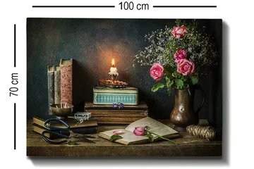 Lerretsbilde 70x100 cm - Rolig stilleben med roser, bøker og en tent lykt som skaper en varm og nostalgisk atmosfære - Rosa / Grønn / Brun - Interiør - Maleri & posters - Lerretsbilder