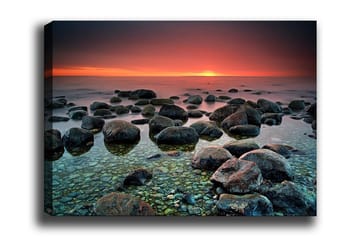 Lerretsbilde 70x100 cm - Rolig strand med steinblokker som reflekterer en vakker solnedgang i horisonten - Mørkegrå / Grønn / Oransje - Interiør - Maleri & posters - Lerretsbilder