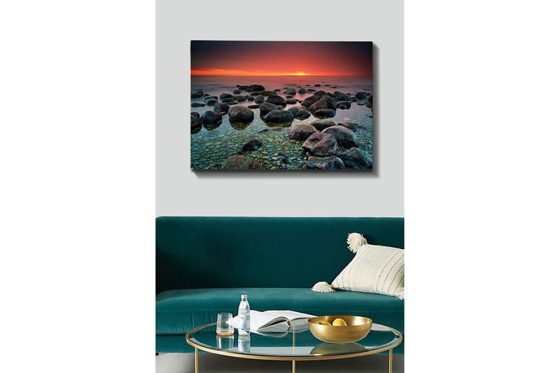Lerretsbilde 70x100 cm - Rolig strand med steinblokker som reflekterer en vakker solnedgang i horisonten - Mørkegrå / Grønn / Oransje - Interiør - Maleri & posters - Lerretsbilder