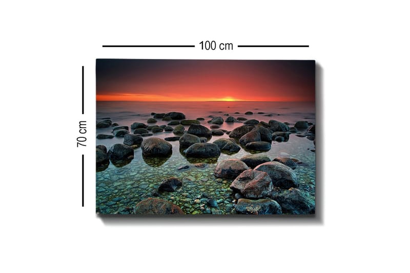 Lerretsbilde 70x100 cm - Rolig strand med steinblokker som reflekterer en vakker solnedgang i horisonten - Mørkegrå / Grønn / Oransje - Interiør - Maleri & posters - Lerretsbilder