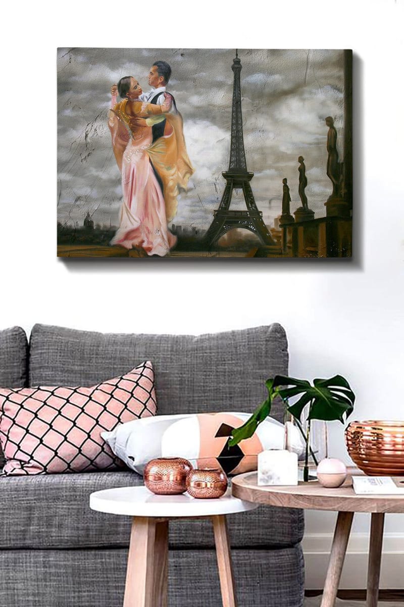 Lerretsbilde 70x100 cm - Romantisk dans mellom et par foran Eiffeltårnet i Paris - Rosa / Svart / Beige - Interiør - Maleri & posters - Lerretsbilder