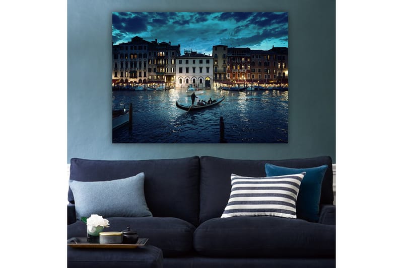 Lerretsbilde 70x100 cm - Romantisk gondoltur i Venezia i skumringen, Mørk bl å / Lys blå / Gull