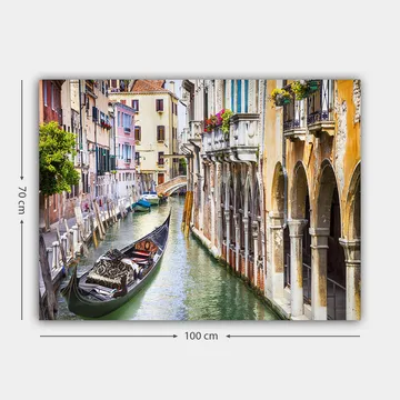 Lerretsbilde 70x100 cm - Romantisk kanal i Venezia med en gondol som glir mellom fargerike bygninger - Grønn / Beige / Blå - Interiør - Maleri & posters - Lerretsbilder