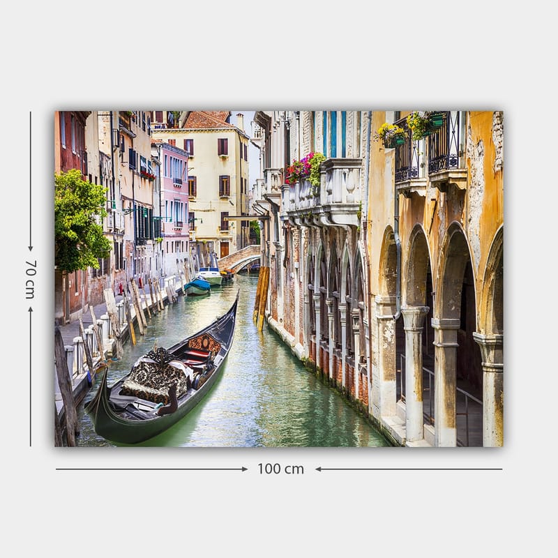 Lerretsbilde 70x100 cm - Romantisk kanal i Venezia med en gondol som glir mellom fargerike bygninger - Grønn / Beige / Blå - Interiør - Maleri & posters - Lerretsbilder