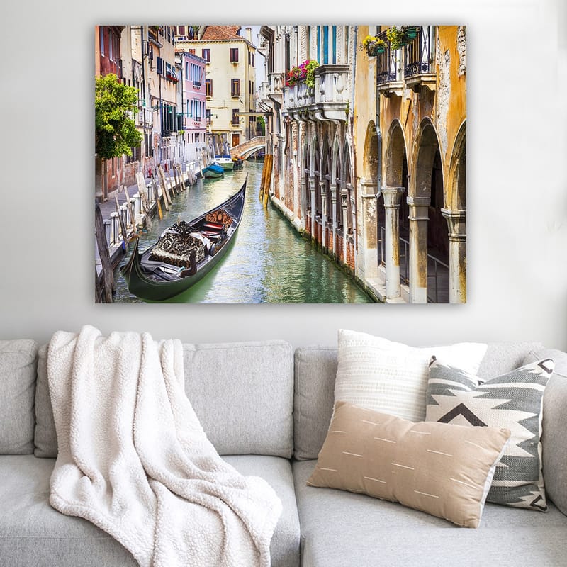 Lerretsbilde 70x100 cm - Romantisk kanal i Venezia med en gondol som glir mellom fargerike bygninger - Grønn / Beige / Blå - Interiør - Maleri & posters - Lerretsbilder