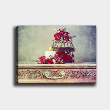 Lerretsbilde 70x100 cm - Romantisk komposisjon med blomster, et stearinlys og et fuglebur - Dyp rød / Hvit / Grønn - Interiør - Maleri & posters - Lerretsbilder