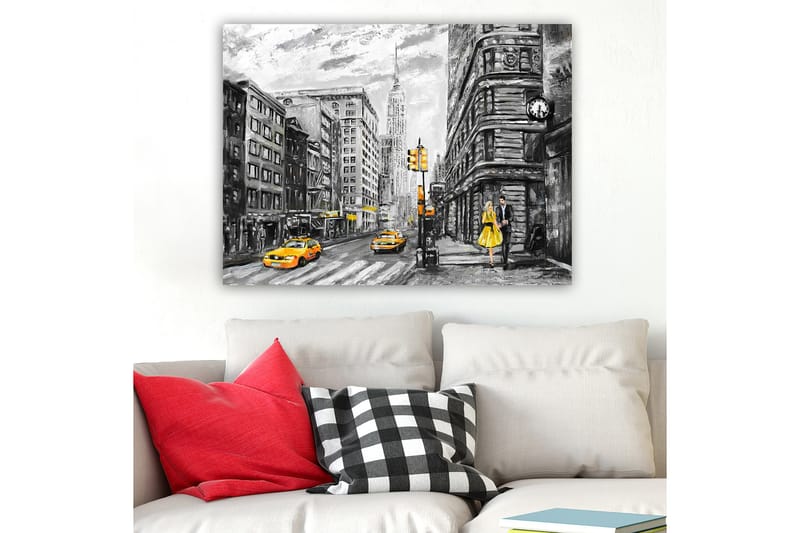 Lerretsbilde 70x100 cm - Romantisk scene av et par som går på en travel gate i New York, omgitt av klassiske bygninger og gule drosjer - Gul / Svart / Grå - Interiør - Maleri & posters - Lerretsbilder