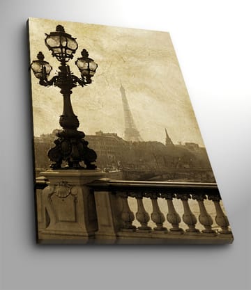 Lerretsbilde 70x100 cm - Romantisk utsikt over Eiffeltårnet i Paris med en elegant gatelykt i forgrunnen - Mørk brun / Beige - Interiør - Maleri & posters - Lerretsbilder