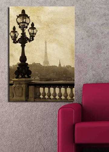 Lerretsbilde 70x100 cm - Romantisk utsikt over Eiffeltårnet i Paris med en elegant gatelykt i forgrunnen - Mørk brun / Beige - Interiør - Maleri & posters - Lerretsbilder