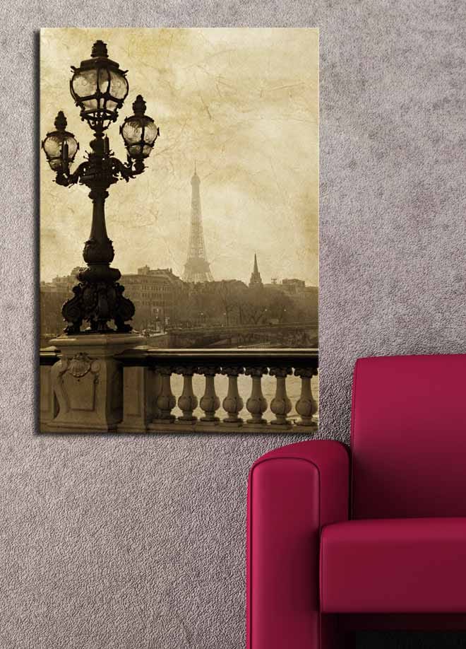 Lerretsbilde 70x100 cm - Romantisk utsikt over Eiffeltårnet i Paris med en elegant gatelykt i forgrunnen - Mørk brun / Beige - Interiør - Maleri & posters - Lerretsbilder