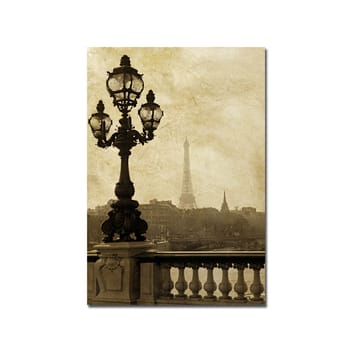 Lerretsbilde 70x100 cm - Romantisk utsikt over Eiffeltårnet i Paris med en elegant gatelykt i forgrunnen - Mørk brun / Beige - Interiør - Maleri & posters - Lerretsbilder