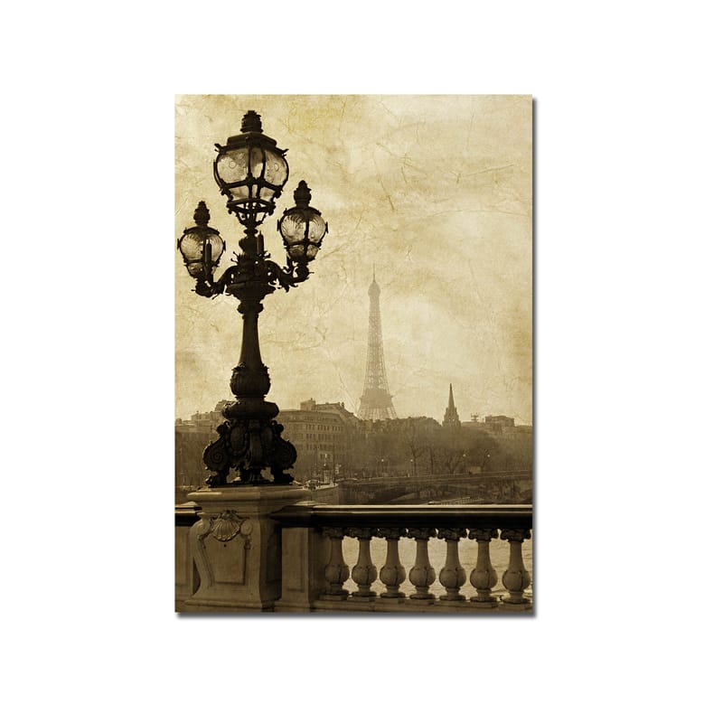 Lerretsbilde 70x100 cm - Romantisk utsikt over Eiffeltårnet i Paris med en elegant gatelykt i forgrunnen - Mørk brun / Beige - Interiør - Maleri & posters - Lerretsbilder