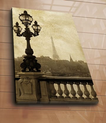 Lerretsbilde 70x100 cm - Romantisk utsikt over Eiffeltårnet i Paris med en elegant gatelykt i forgrunnen - Mørk brun / Beige - Interiør - Maleri & posters - Lerretsbilder