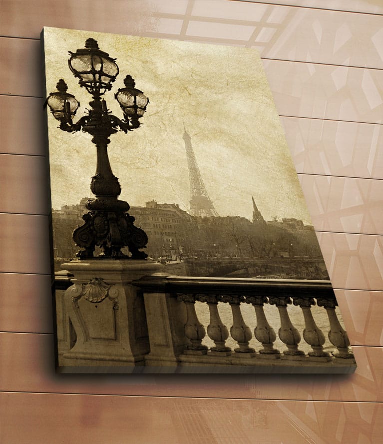 Lerretsbilde 70x100 cm - Romantisk utsikt over Eiffeltårnet i Paris med en elegant gatelykt i forgrunnen - Mørk brun / Beige - Interiør - Maleri & posters - Lerretsbilder