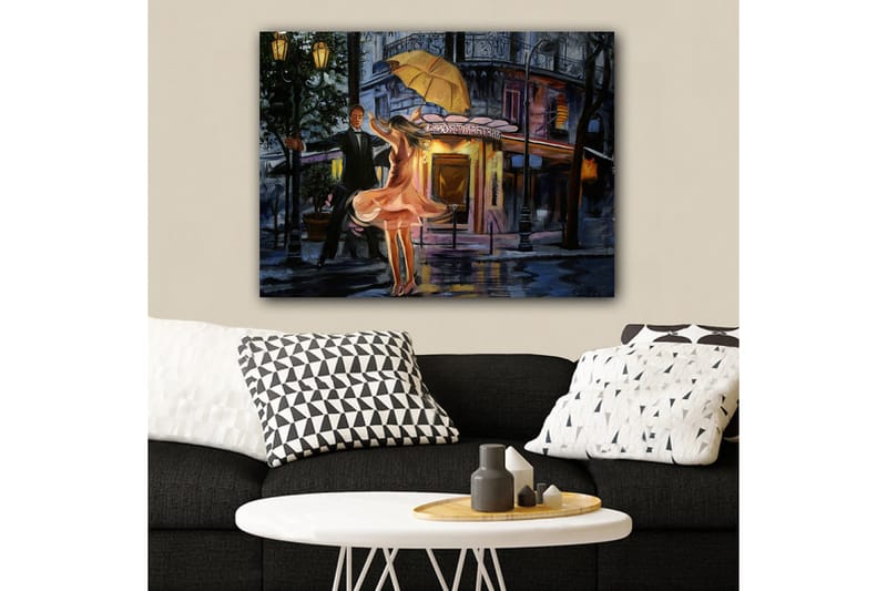Lerretsbilde 70x100 cm - Romantisk par som danser under en paraply i regnet, Rosa / Svart / Gul