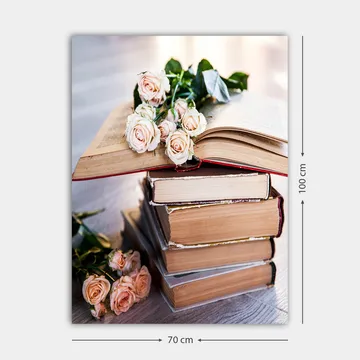 Lerretsbilde 70x100 cm - Rosebukett ligger på en bunke med bøker - Lys rosa / Beige / Brun - Interiør - Maleri & posters - Lerretsbilder