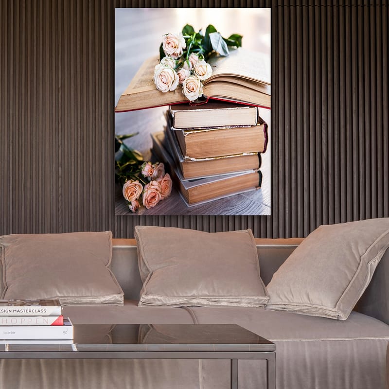 Lerretsbilde 70x100 cm - Rosebukett ligger på en bunke med bøker - Lys rosa / Beige / Brun - Interiør - Maleri & posters - Lerretsbilder