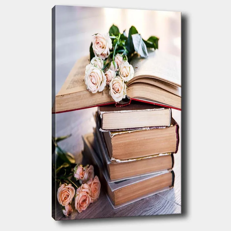 Lerretsbilde 70x100 cm - Rosebukett ligger på en bunke med bøker, Lys rosa / Beige / Brun