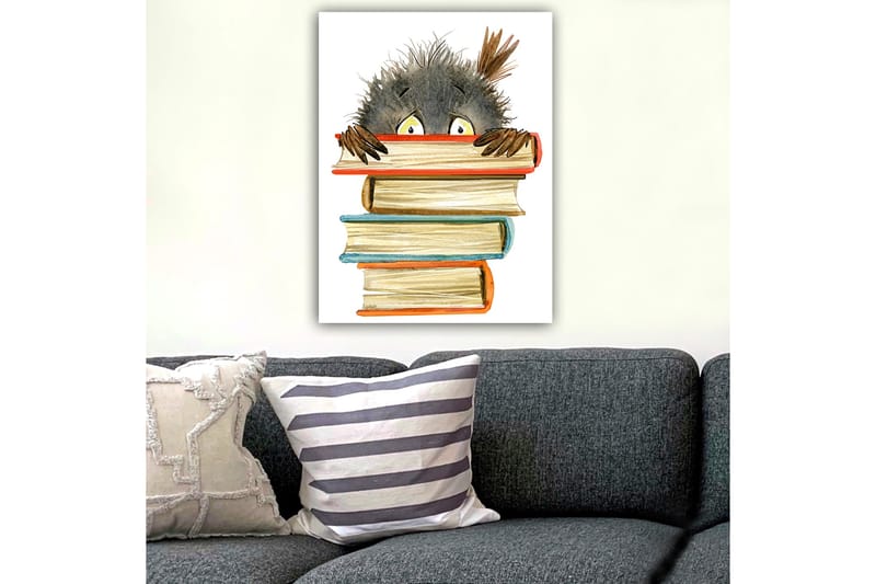 Lerretsbilde 70x100 cm - Søt, nysgjerrig figur som titter frem bak en stabel med bøker - Svart / Beige / Oransje - Interiør - Maleri & posters - Lerretsbilder