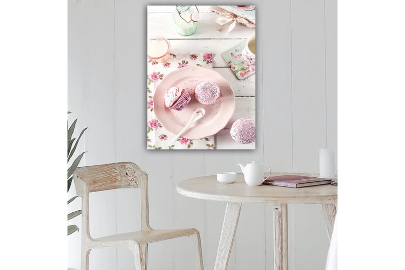 Lerretsbilde 70x100 cm - Søt borddekking med cupcakes på et rosa fat - Rosa / Hvit / Lys grønn - Interiør - Maleri & posters - Lerretsbilder