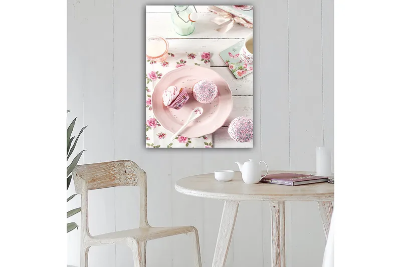 Lerretsbilde 70x100 cm - Søt borddekking med cupcakes på et rosa fat - Rosa / Hvit / Lys grønn - Interiør - Maleri & posters - Lerretsbilder