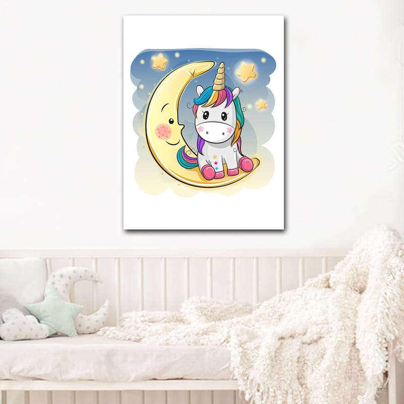 Lerretsbilde 70x100 cm - Søt enhjørning som sitter på en måne med stjerner i bakgrunnen - Gul / Rosa / Blå - Interiør - Maleri & posters - Lerretsbilder
