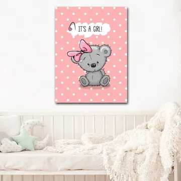 Lerretsbilde 70x100 cm - Søt grå bjørn med rosa sløyfe som sitter på en prikkete bakgrunn, med teksten IT'S A GIRL! over - Grå / Rosa - Interiør - Maleri & posters - Lerretsbilder